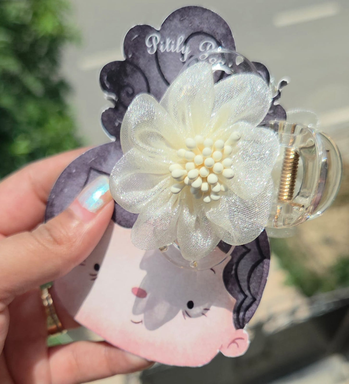 Shimmering white mesh flower hair clutcher clip close-up details.
