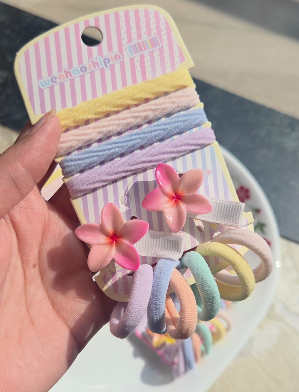 Close-up of the Blossom Pink variant hair accessory card featuring two pink gradient tropical flower clips and matching pastel hair ties.