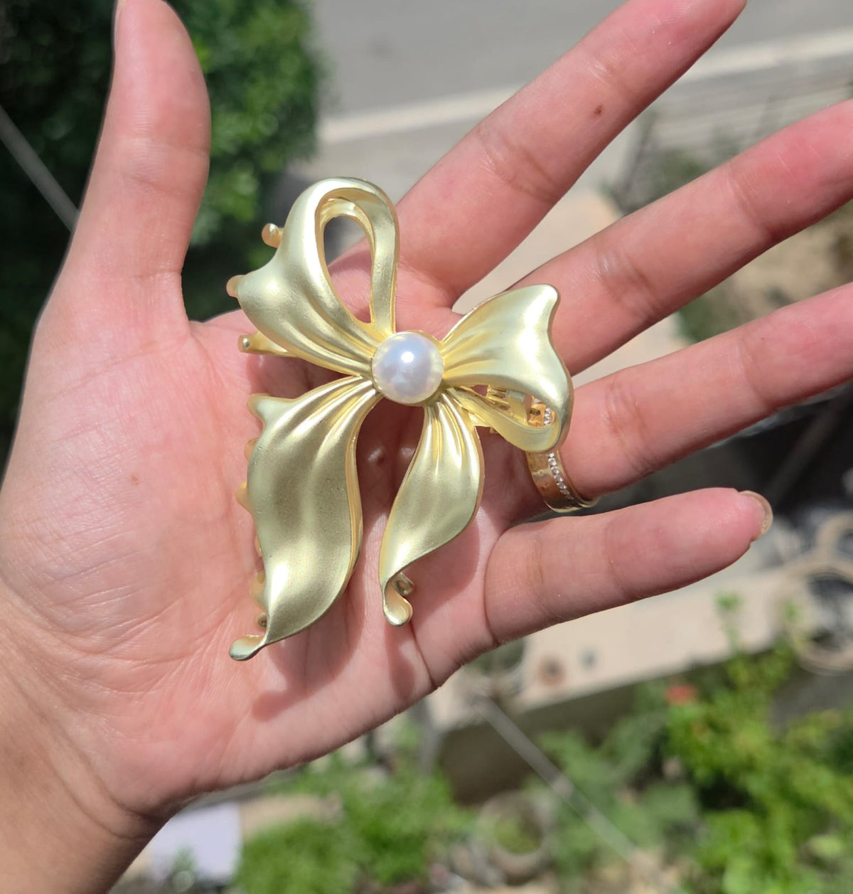 Elegant Korean style metal bow hair jaw clip for women in a tarnish-resistant gold finish.